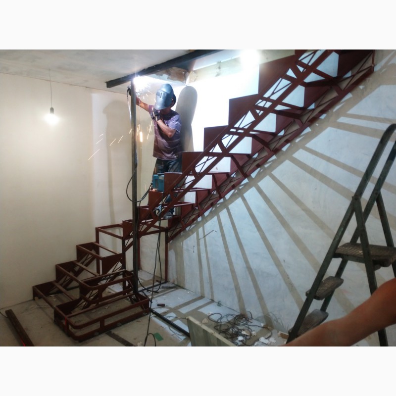 Фото 3. Каркас лестницы на второй этаж.Броневик Днепр