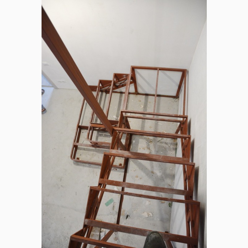 Фото 7. Каркас лестницы на второй этаж.Броневик Днепр