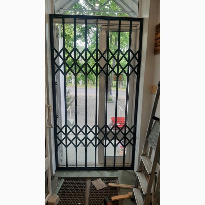 Фото 18. Раздвижные решетки металлические на двери, окна, балконы, витрины. Николаев