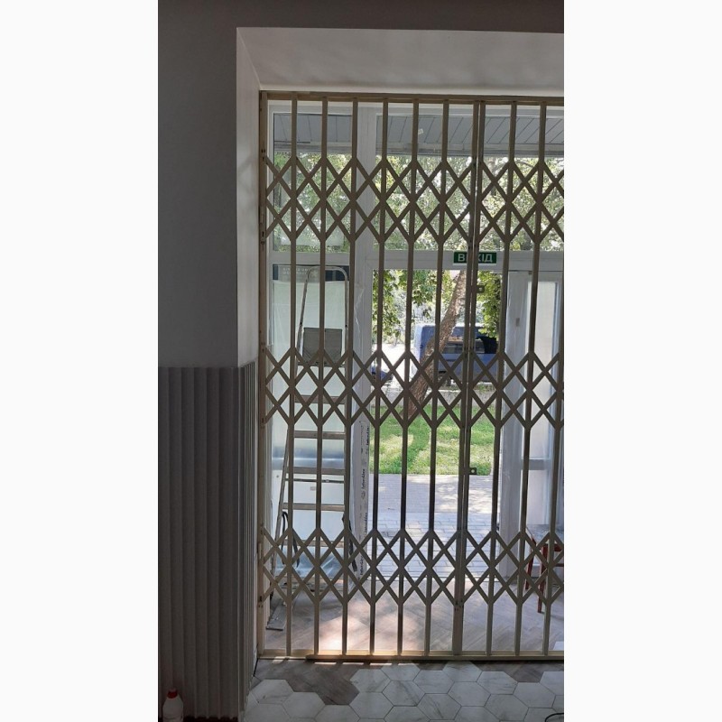 Фото 13. Розсувні решітки металеві на двері, вікна, балкони, вітрини. Виробництво і установка