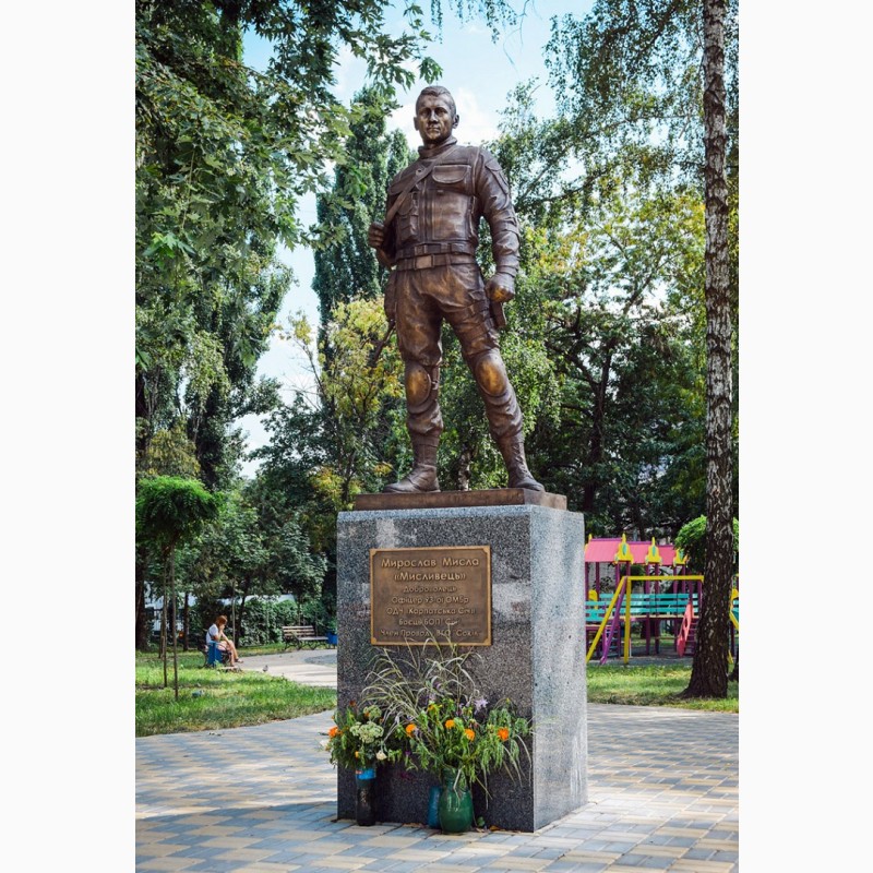 Фото 2. Уникальные памятники погибшим солдатам Украины под заказ