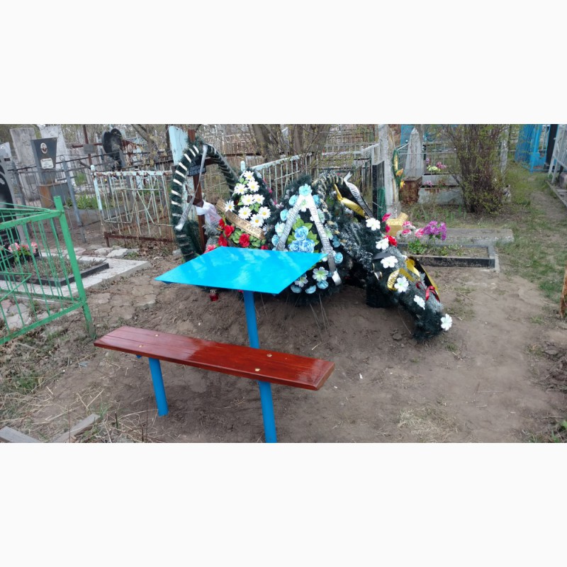 Фото 11. Столы, лавки металлические и деревянные на кладбище. Броневик Днепр