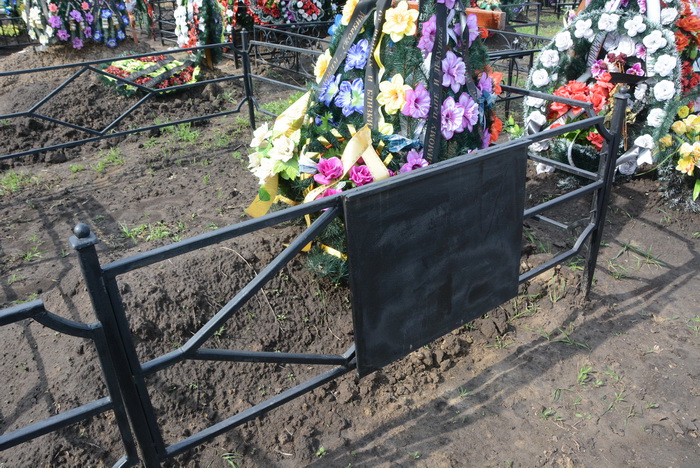 Фото 15. Столы, лавки металлические и деревянные на кладбище. Броневик Днепр