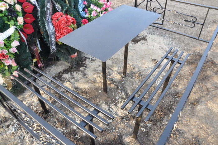 Фото 18. Столы, лавки металлические и деревянные на кладбище. Броневик Днепр