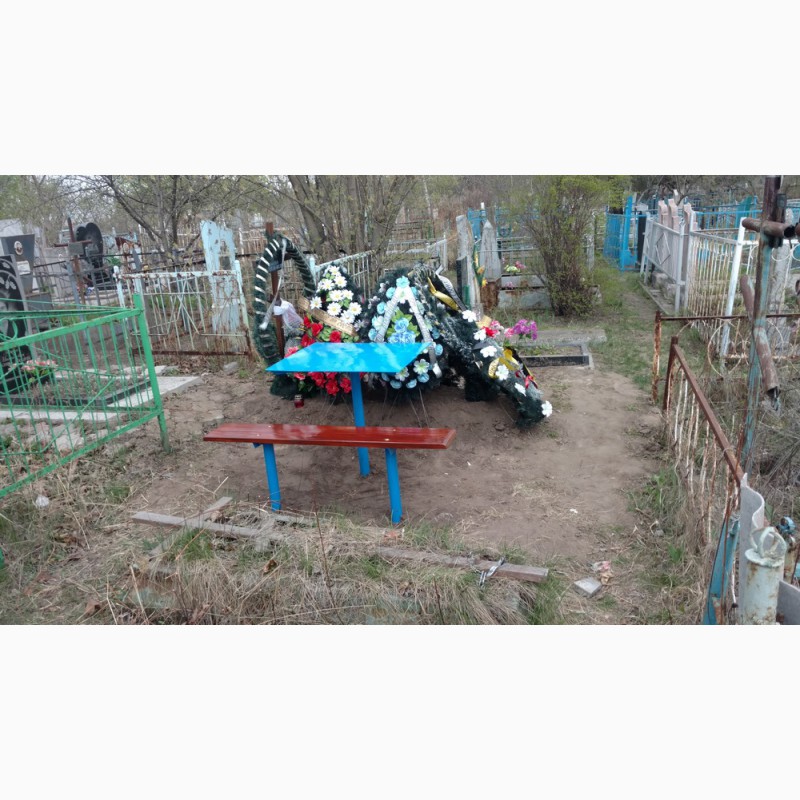 Фото 8. Столы, лавки металлические и деревянные на кладбище. Броневик Днепр