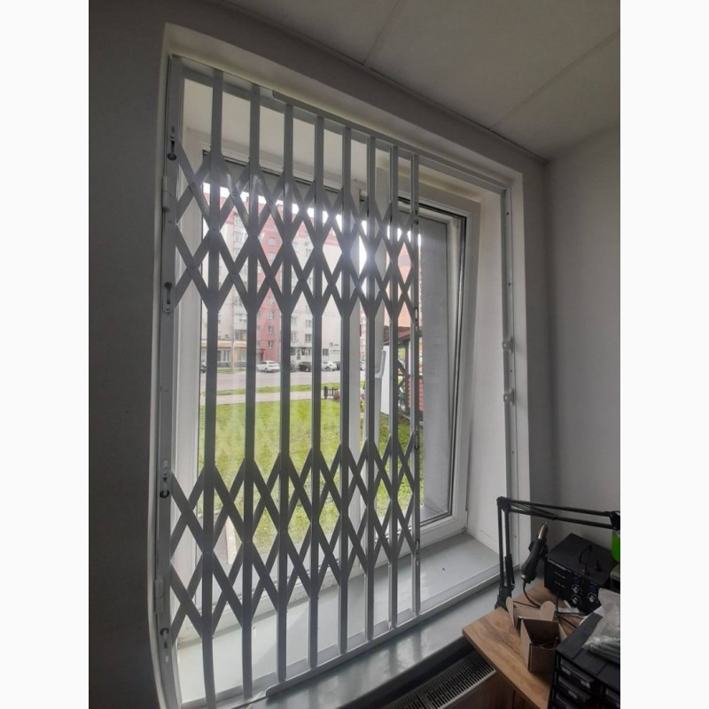 Фото 4. Раздвижные решетки металлические на окна двери, витрины. Производство установка