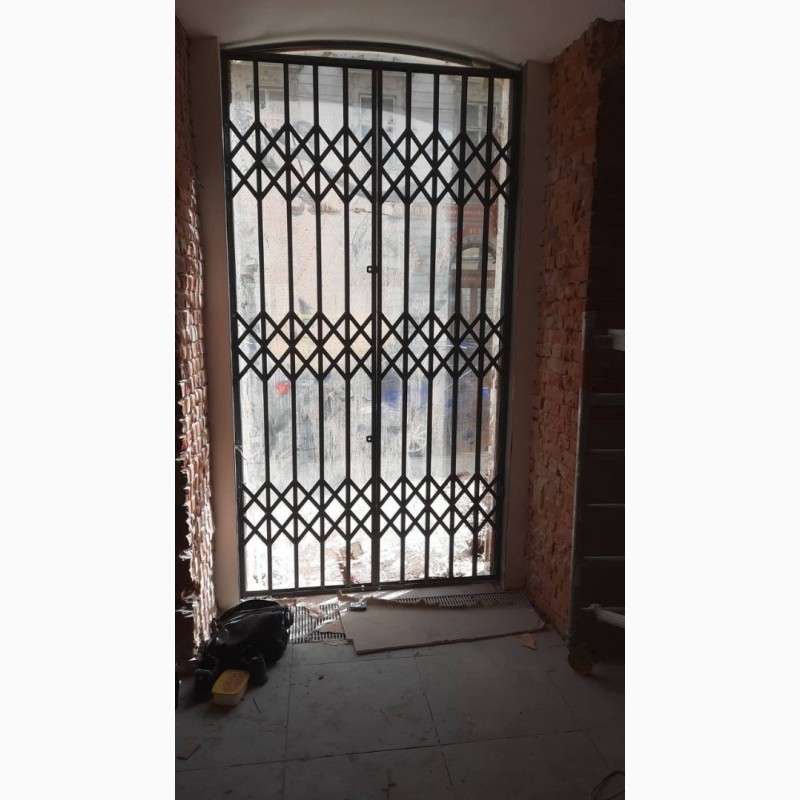 Фото 5. Раздвижные решетки металлические на окна двери, витрины. Производство установка