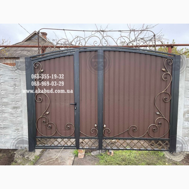 Фото 2. Распашные ворота из профлиста с бетонным забором