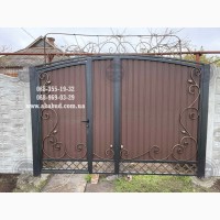 Распашные ворота из профлиста с бетонным забором