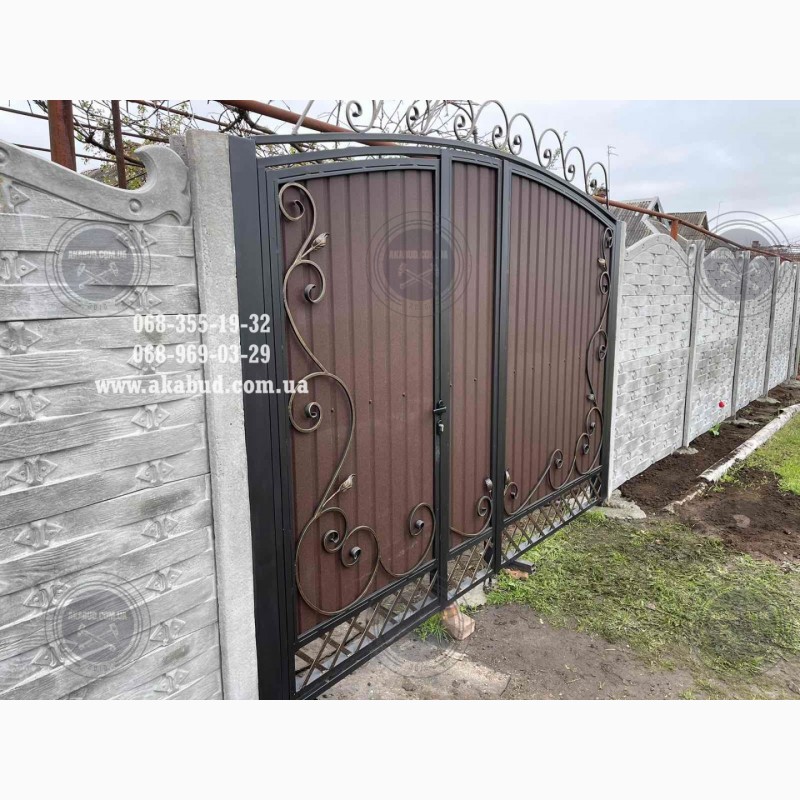 Фото 8. Распашные ворота из профлиста с бетонным забором