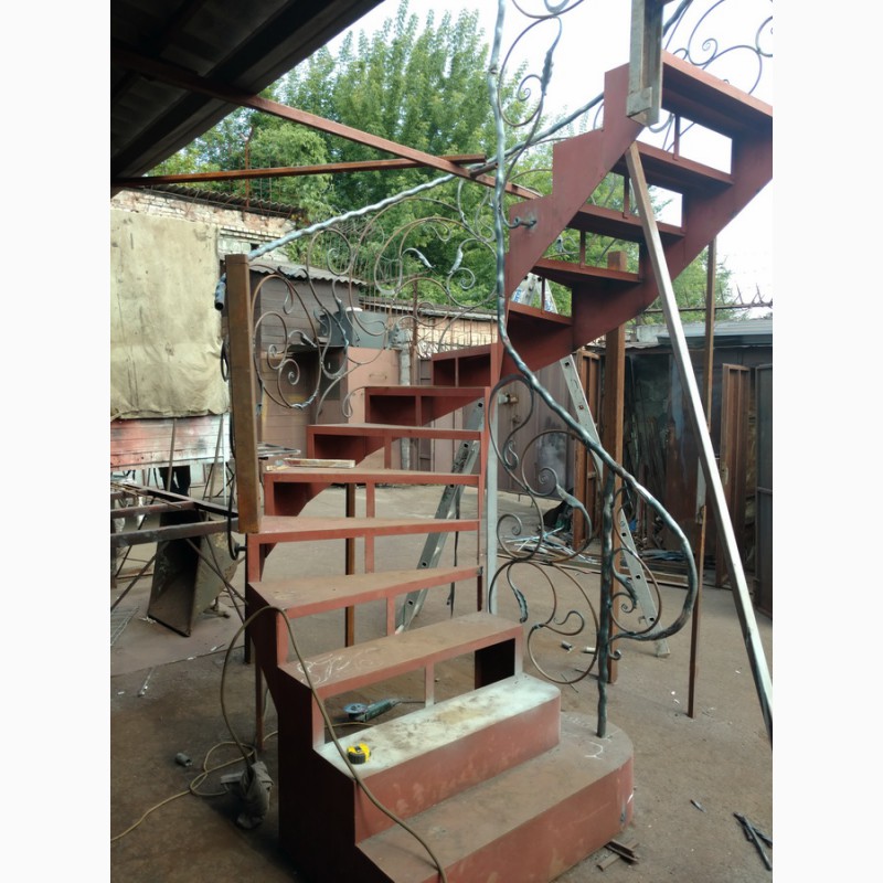 Фото 11. Металлические или бетонные Радиусные лестницы.Броневик Днепр
