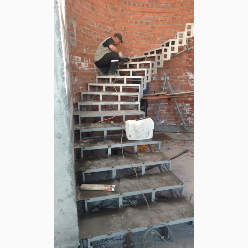 Фото 4. Металлические или бетонные Радиусные лестницы.Броневик Днепр