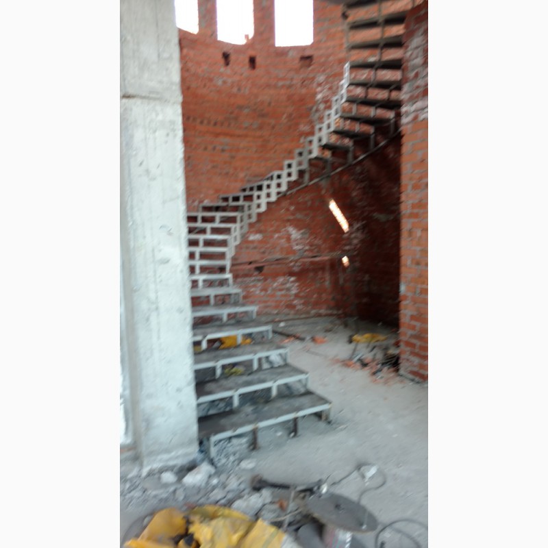 Фото 5. Металлические или бетонные Радиусные лестницы.Броневик Днепр