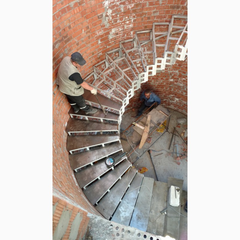 Фото 6. Металлические или бетонные Радиусные лестницы.Броневик Днепр