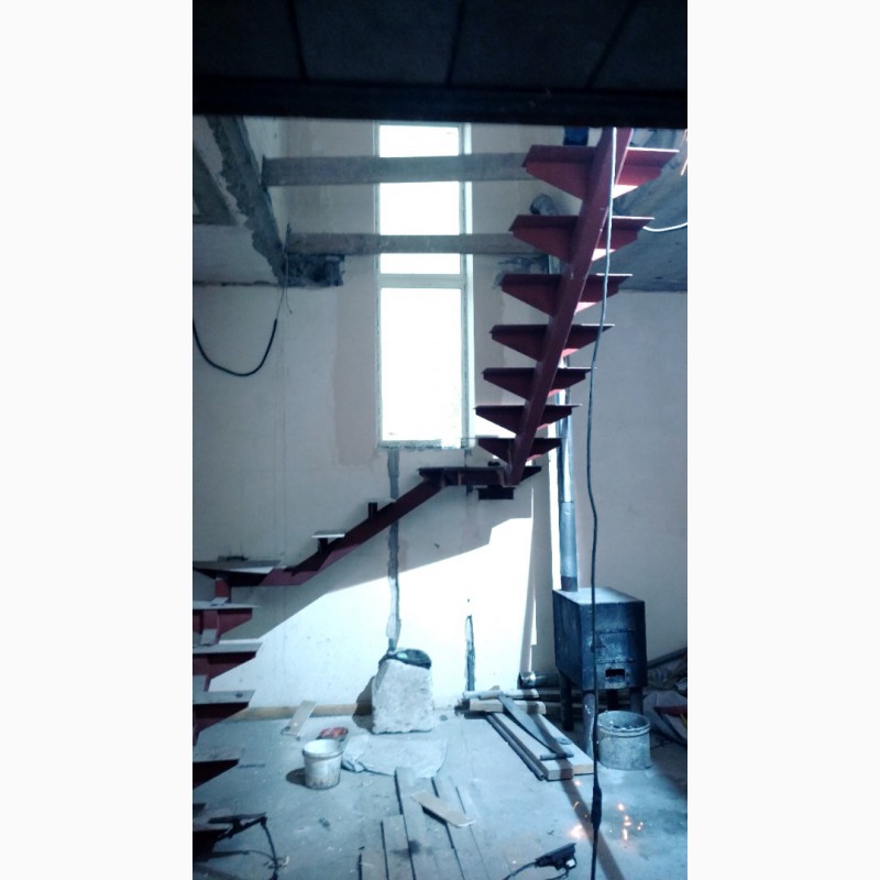 Фото 10. Лестница на одном косоуре. Броневик Днепр