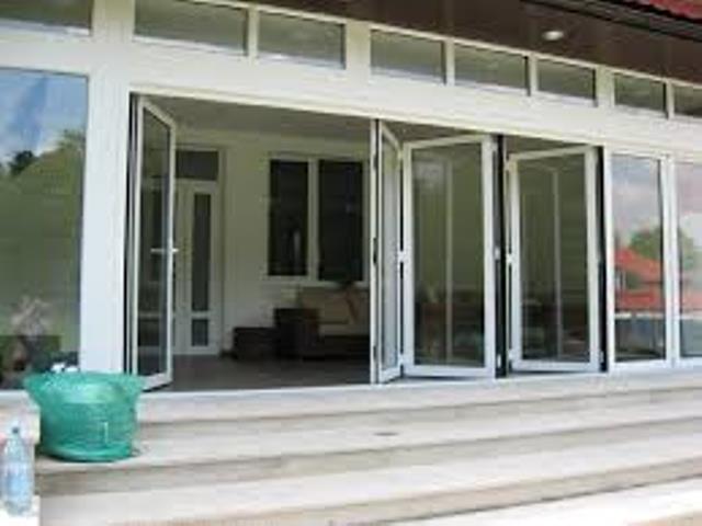 Фото 2. Двери-гармошка из алюминия. Раздвижные двери и окна из алюминия