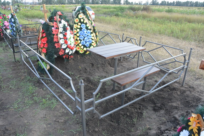 Фото 2. Столы, лавки на могилу. Броневик Днепр