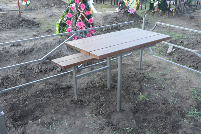Фото 3. Столы, лавки на могилу. Броневик Днепр