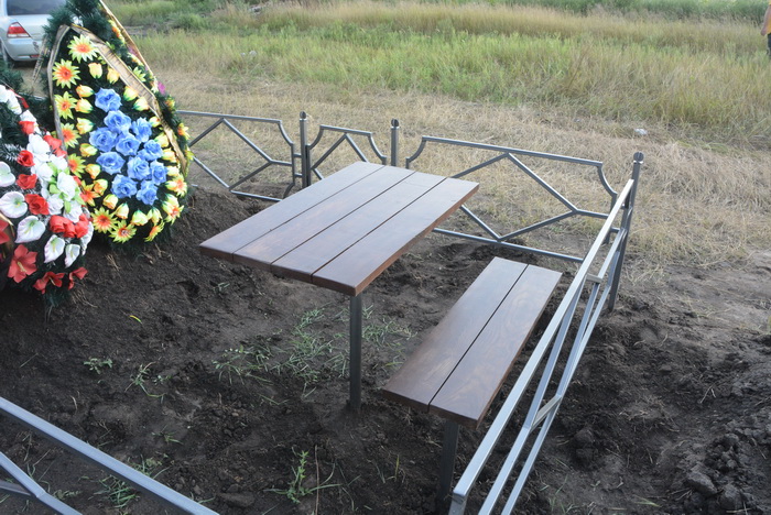 Фото 7. Столы, лавки на могилу. Броневик Днепр