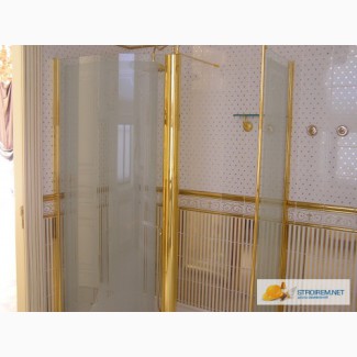 Цельные стеклянные душевые кабинки с фурнитурой под золото