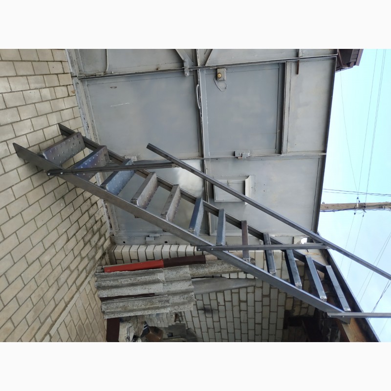 Фото 6. Лестница маршевая малогабаритная изменяемой планировки Оптима