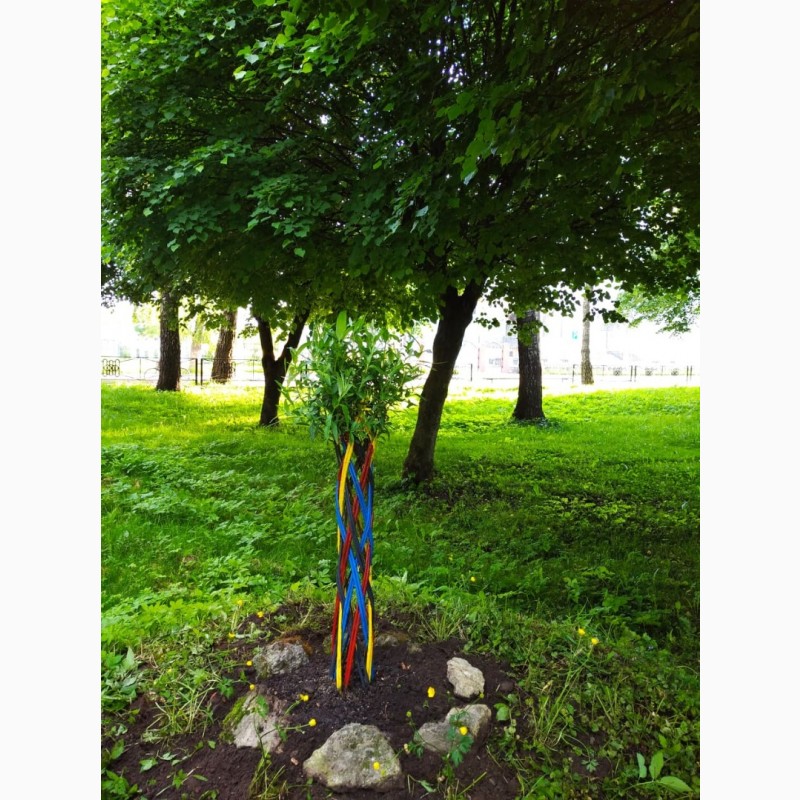 Фото 2. Декоративне кольорове плетене дерево Вишиванка