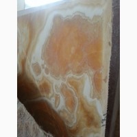 Полудрагоценный материал оникс используется в отделке стен, изготовлении элементов декора