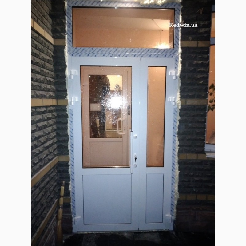 Фото 3. Входная дверь в дом из алюминия с покраской
