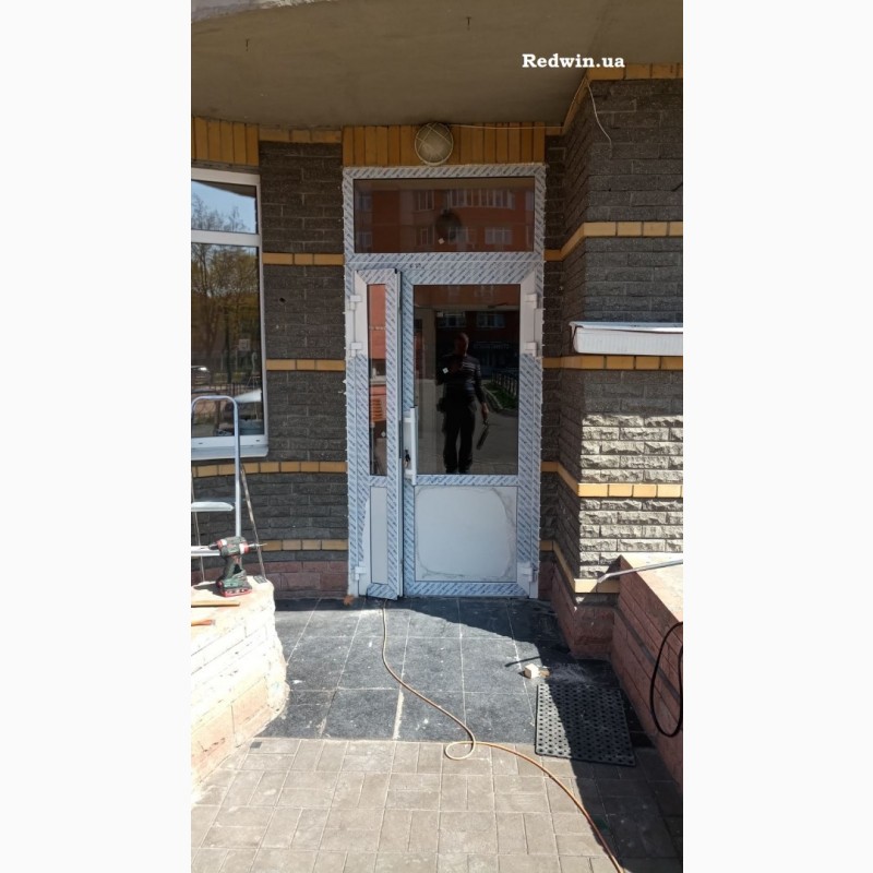 Фото 4. Входная дверь в дом из алюминия с покраской