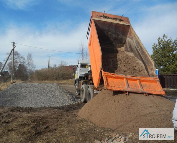 Грунт доставка нижний новгород. КАМАЗ 55111 С песком. КАМАЗ 55111 С щебнем. КАМАЗ 55111 высыпает щебень. КАМАЗ 20 кубов земли.