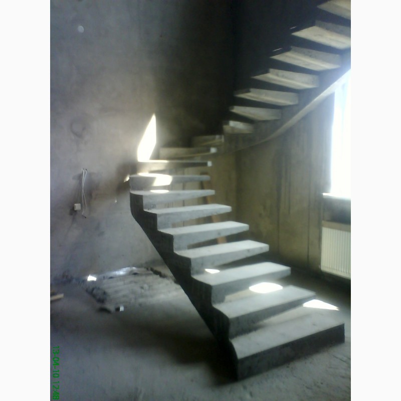 Фото 2. Сходи бетонні на боковому та центральному косоурах (бетонна основа дерев#039;яних)
