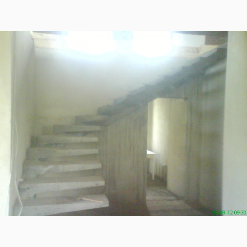 Фото 6. Сходи бетонні на боковому та центральному косоурах (бетонна основа дерев#039;яних)