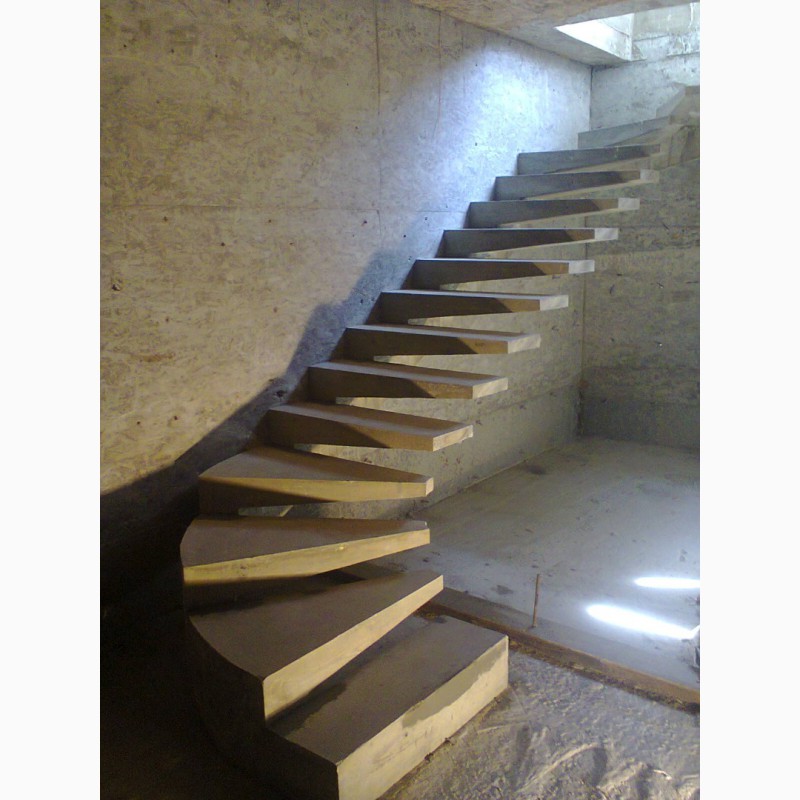 Фото 7. Сходи бетонні на боковому та центральному косоурах (бетонна основа дерев#039;яних)