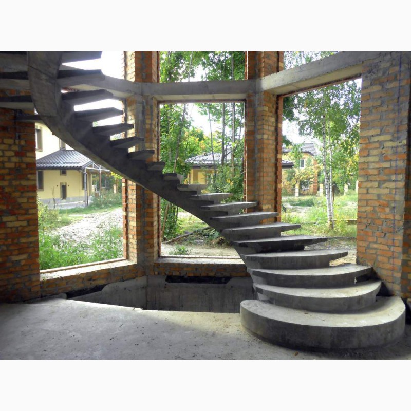 Фото 8. Сходи бетонні на боковому та центральному косоурах (бетонна основа дерев#039;яних)