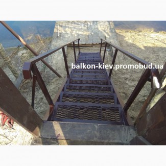 Металлическая лестница к воде