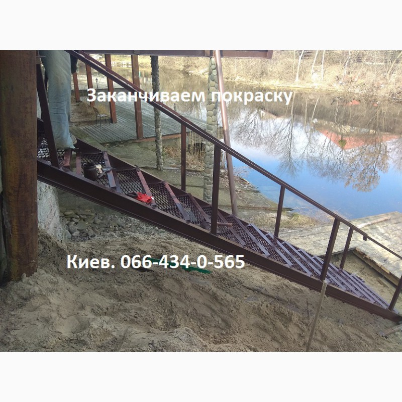 Фото 19. Металлическая лестница к воде