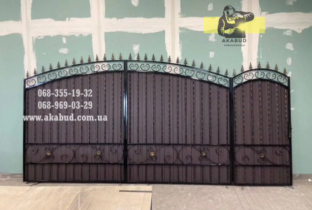 Фото 2. Кованые ворота с профнастилом. Распашные ворота с профнастилом