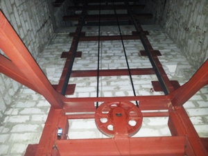 КОНСОЛЬНЫЙ подъёмник для складских помещений. МОНТАЖ в готовую кирпичную шахту заказчика